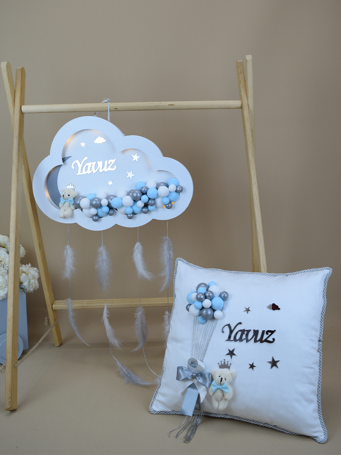 Ana Kuzusu İsme Özel 45 cm Ahşap Bulut Kapı süsü  Pleksi Yastık Seti 02KSY35