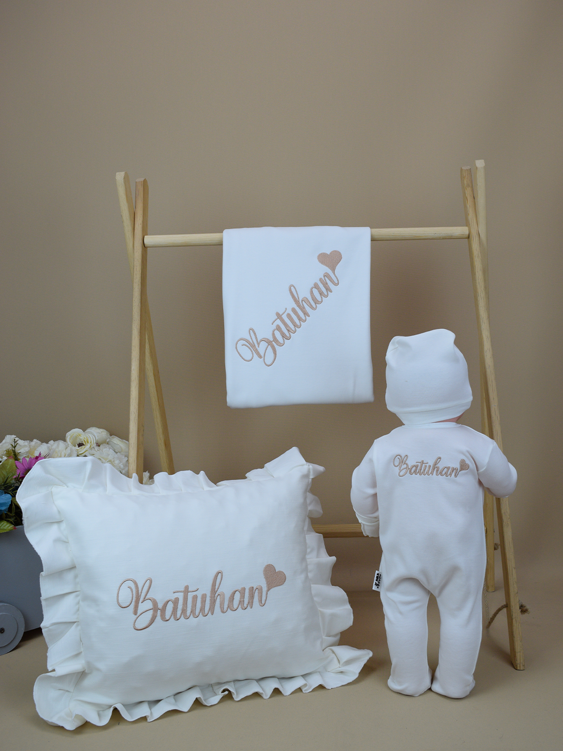 Ana Kuzusu İsme Özel Nakış Mini Set İsim Kalp Desen Tulum Penye  Battaniye Yastık  Set 5SÖTK022