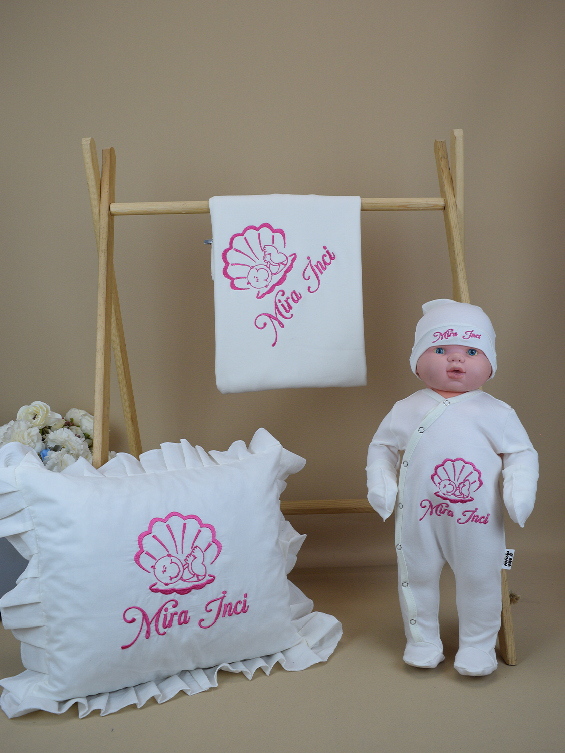 Ana Kuzusu İsme Özel Nakış Mini Set İsim İnci Bebek Desen Tulum Penye  Battaniye Yastık  Set 5SNCD022
