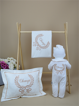 Ana Kuzusu İsme Özel Nakış Mini Set Çelenk Desen Tulum Penye  Battaniye Yastık Yakalı Tavşan  Set 5SÇLK021