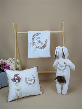 Ana Kuzusu İsme Özel Nakış Mini Set  Çelenk Tulum  Nohut Battaniye Yastık Tavşan Set 5STÇ040