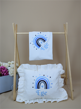Ana Kuzusu İsme Özel Nakış Mini Set Gökkuşağı Desen Penye Battaniye Yastık Set 2SGKD052