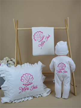Ana Kuzusu İsme Özel Nakış Mini Set İsim İnci Bebek Desen Tulum Penye  Battaniye Yastık  Set 5SNCD022