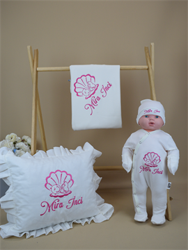 Ana Kuzusu İsme Özel Nakış Mini Set İsim İnci Bebek Desen Tulum Penye  Battaniye Yastık  Set 5SNCD022