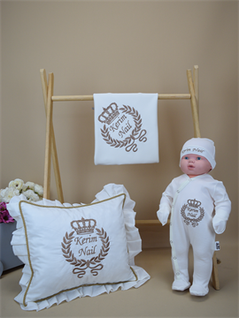 Ana Kuzusu İsme Özel Nakış Mini Set Kral Tacı Desen Tulum   Battaniye Fırfırlı Yastık   Set 4SKSD065