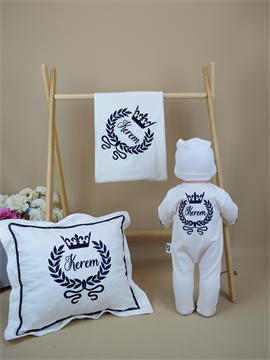 Ana Kuzusu İsme Özel Nakış Mini Set Kral Tacı Desen Tulum   Battaniye Fırfırlı Yastık   Set 4SKTD064