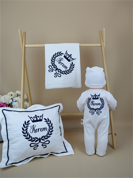 Ana Kuzusu İsme Özel Nakış Mini Set Kral Tacı Desen Tulum   Battaniye Fırfırlı Yastık   Set 4SKTD064