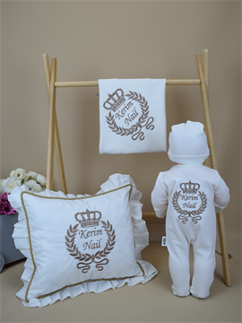 Ana Kuzusu İsme Özel Nakış Mini Set Kral Tacı Desen Tulum   Battaniye Fırfırlı Yastık   Set 4SKSD065