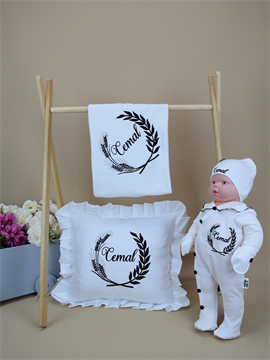 İsme Özel Nakış Mini Set Arpa Desen Tulum Battaniye Yastık Yakalı Ponponlu Set 5SAD041