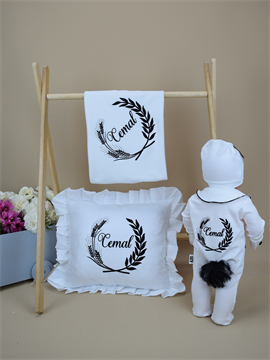 İsme Özel Nakış Mini Set Arpa Desen Tulum Battaniye Yastık Yakalı Ponponlu Set 5SAD041