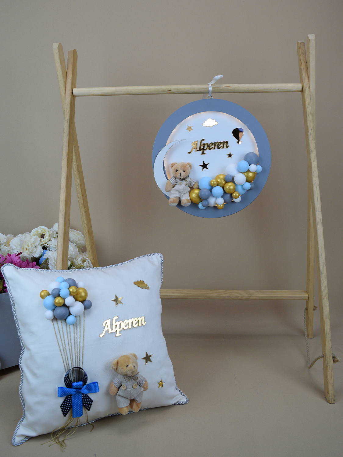 Ana Kuzusu İsme Özel 30 cm Ahşap Yuvarlak Kapı süsü  Pleksi Yastık Seti 02YKY17