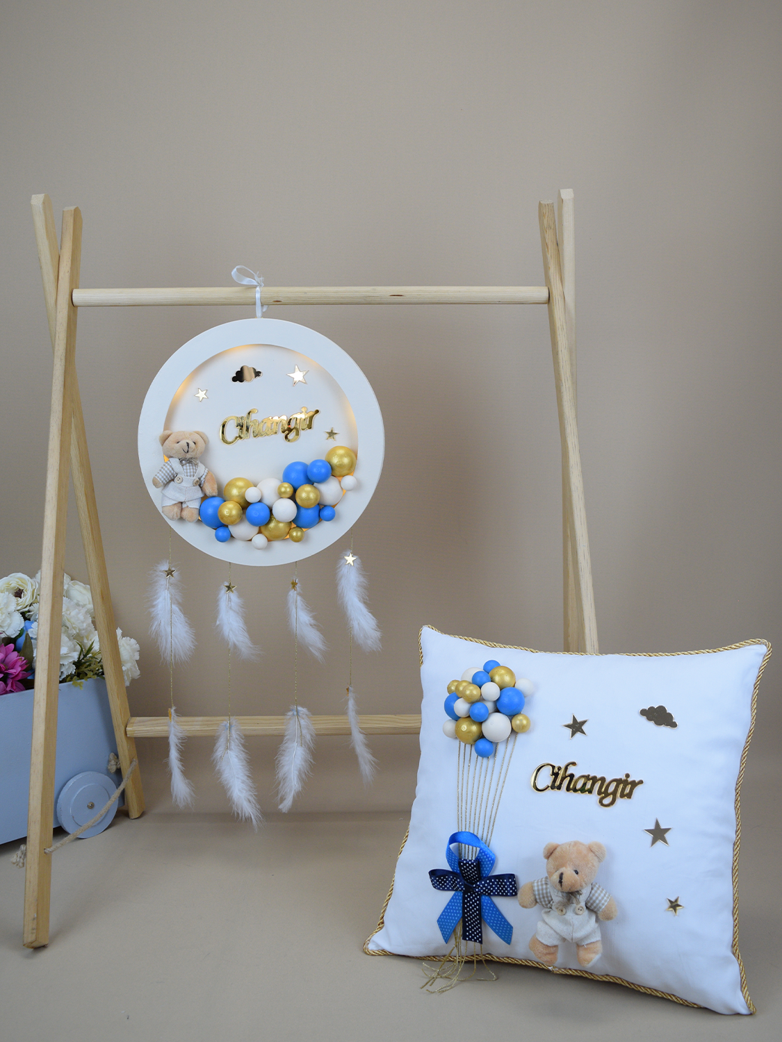 Ana Kuzusu İsme Özel 30 cm Ahşap Yuvarlak Kapı süsü  Pleksi Yastık Seti 02YKY16