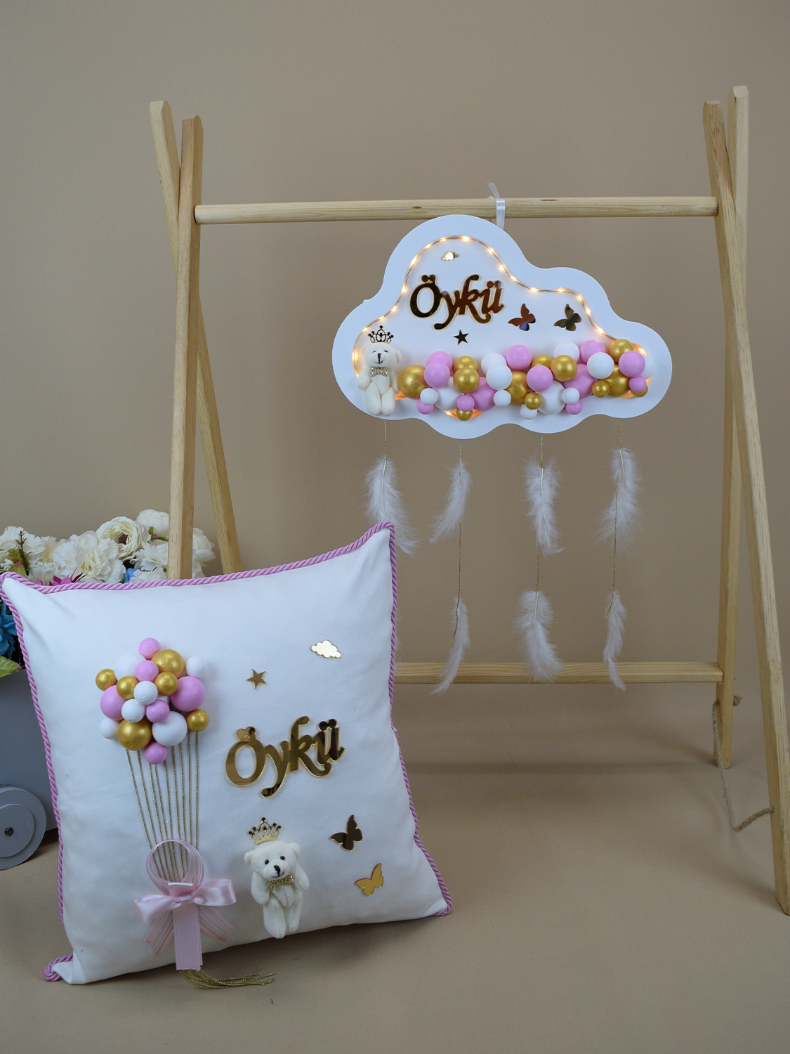 Ana Kuzusu İsme Özel 40 cm Ahşap Bulut Kapı süsü  Pleksi Yastık Seti 02KSY14