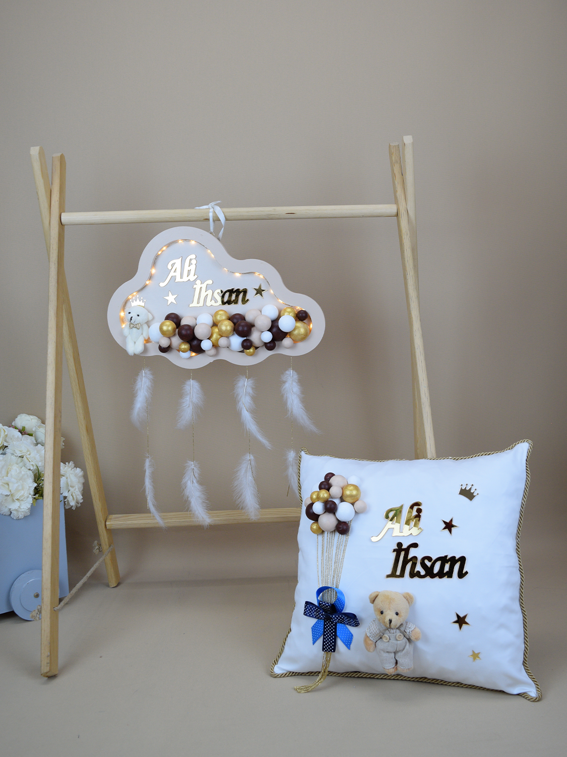 Ana Kuzusu İsme Özel 40 cm Ahşap Bulut Kapı süsü  Pleksi Yastık Seti 02KSY07