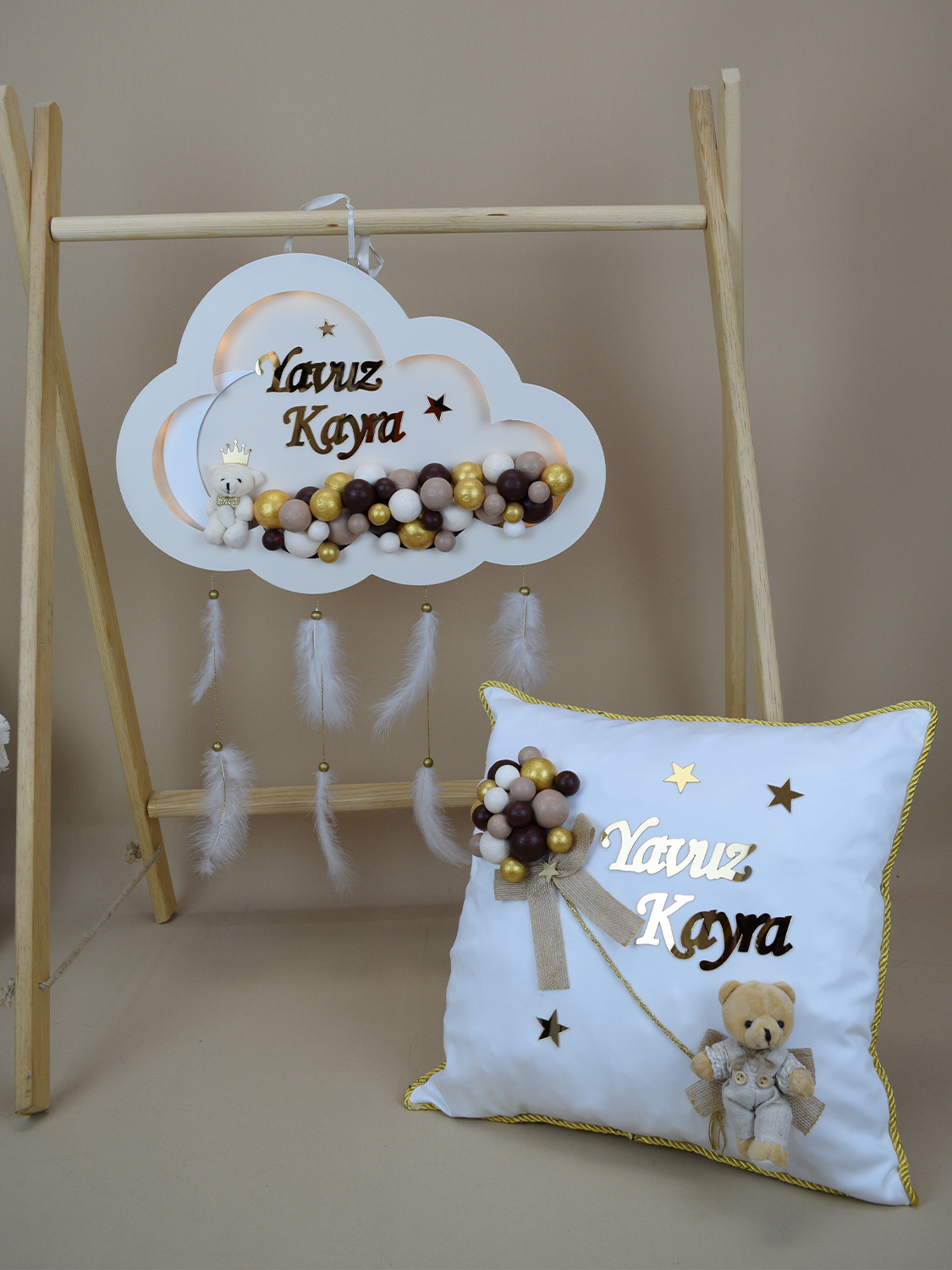 Ana Kuzusu İsme Özel 45 cm Ahşap Bulut Kapı süsü  Pleksi Yastık Seti 02KSY37