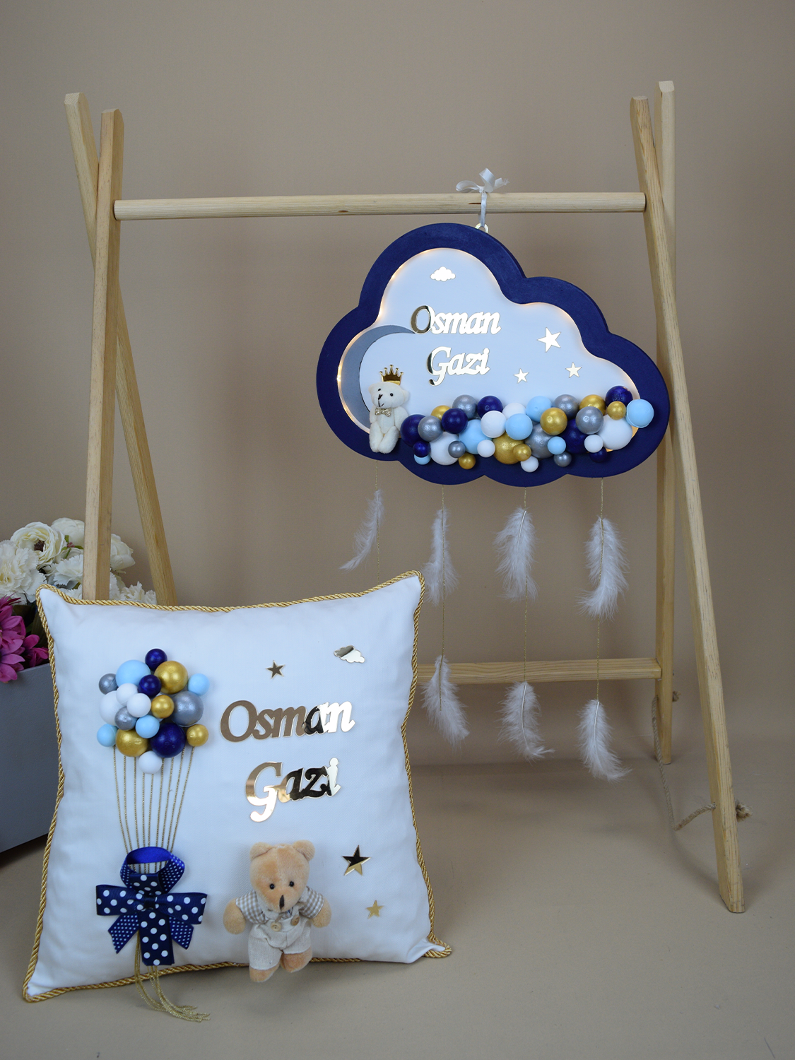 Ana Kuzusu İsme Özel 45 cm Ahşap Bulut Kapı süsü  Pleksi Yastık Seti 02KSY01