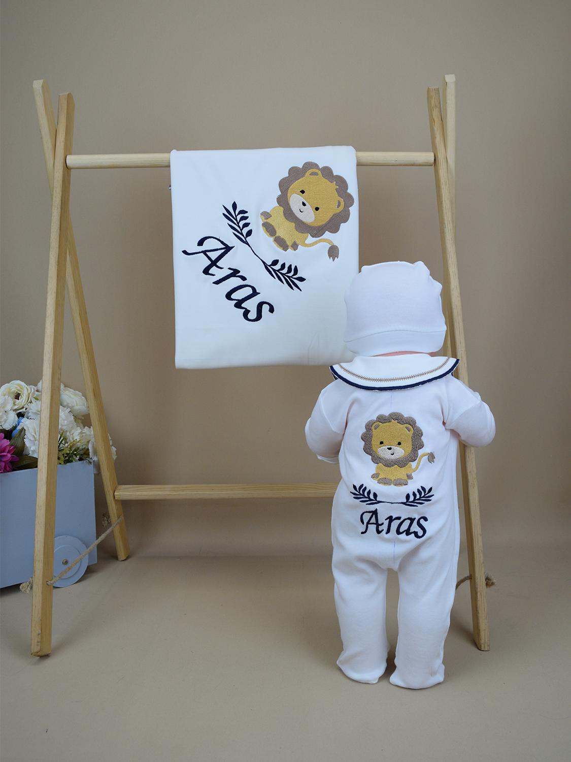 Ana Kuzusu İsme Özel Nakış Mini Set Aslan Desen Tulum  Penye Battaniye Yakalı Set 4SAD053