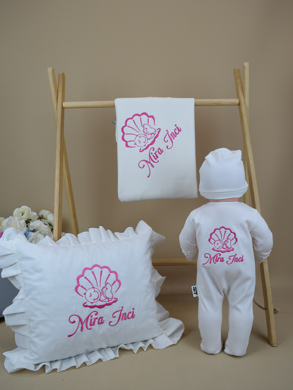 Ana Kuzusu İsme Özel Nakış Mini Set İsim İnci Bebek Desen Tulum Penye  Battaniye Yastık  Set 5SNCD022