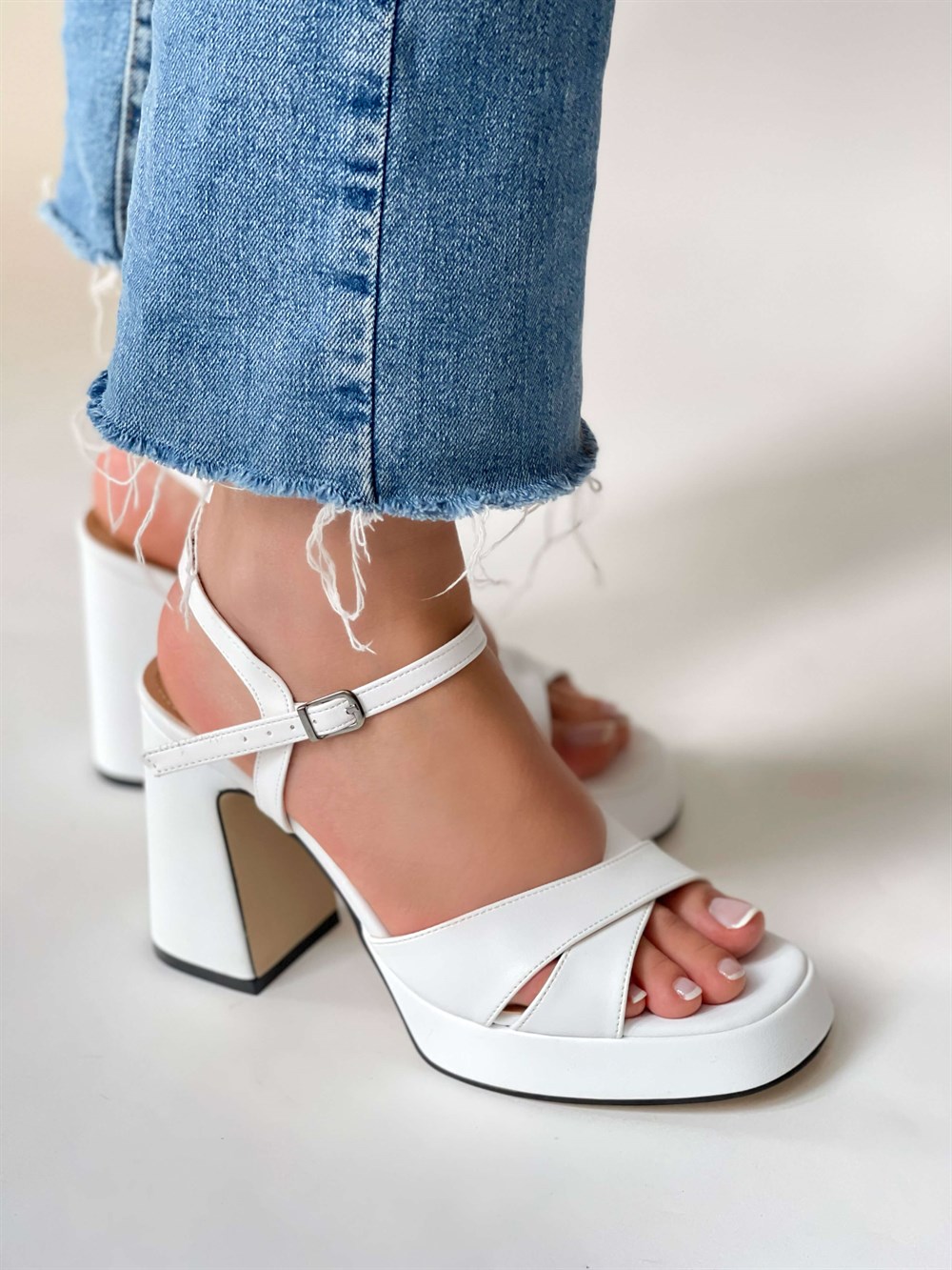 Carola Model Çapraz Bantlı Kalın Platform Topuklu Ayakkabı Beyaz