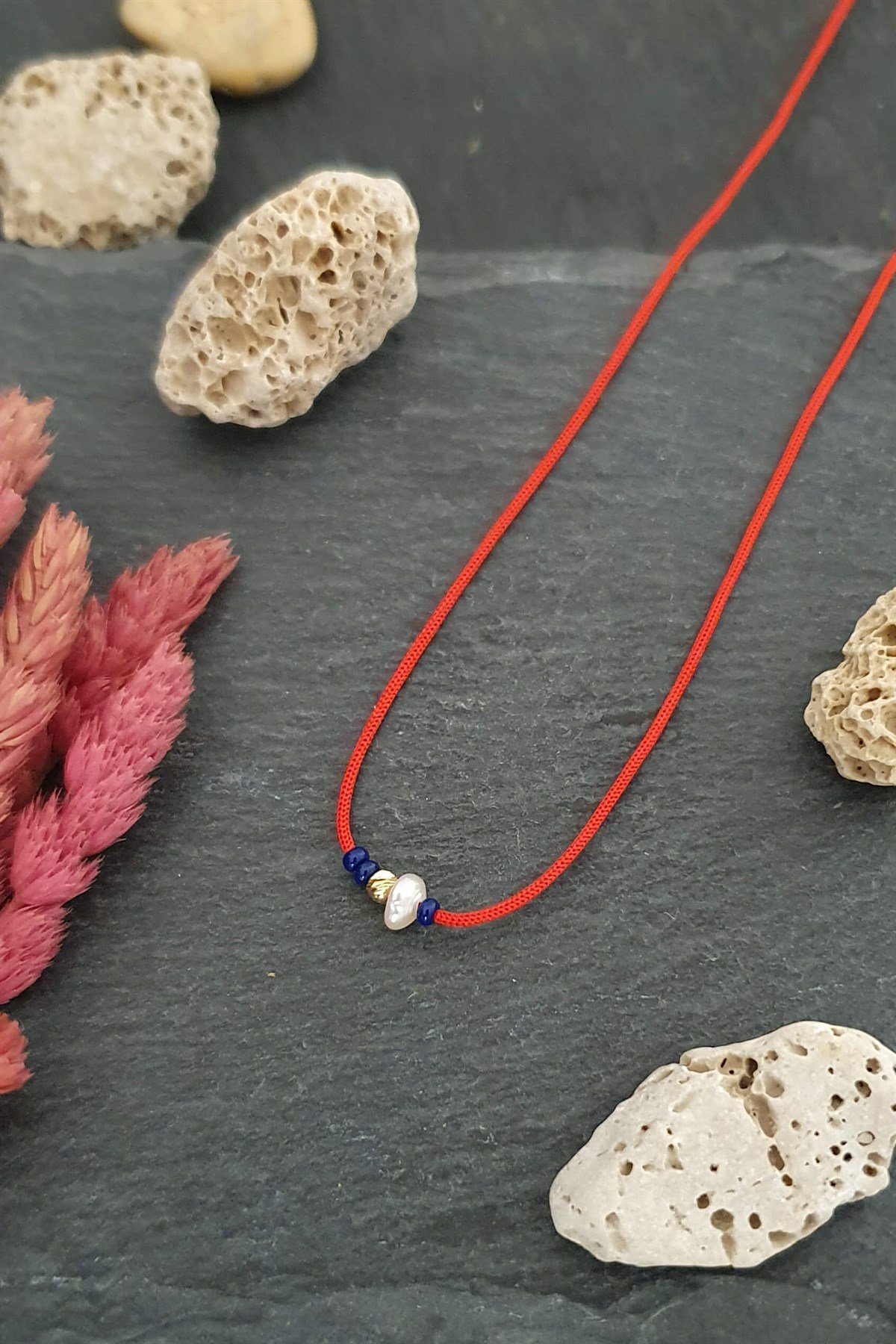 Kırmızı İp Kolye - İnci Detaylı - 14K Altın - Lacivert Boncuklu