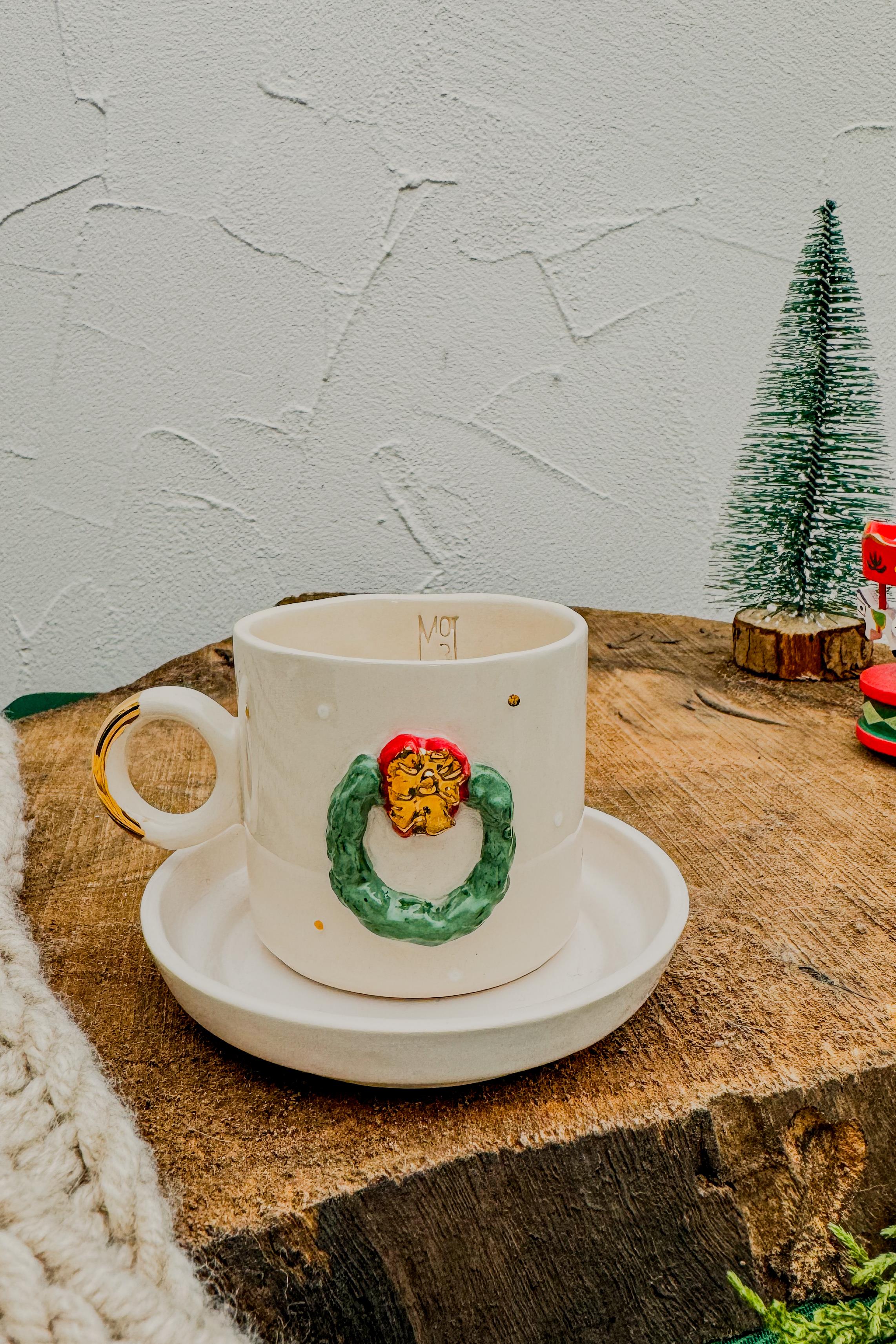 Yılbaşı Kapı Süsü Figürlü Türk Kahvesi Fincanı - 24K Altın Detaylı Seramik El Yapımı