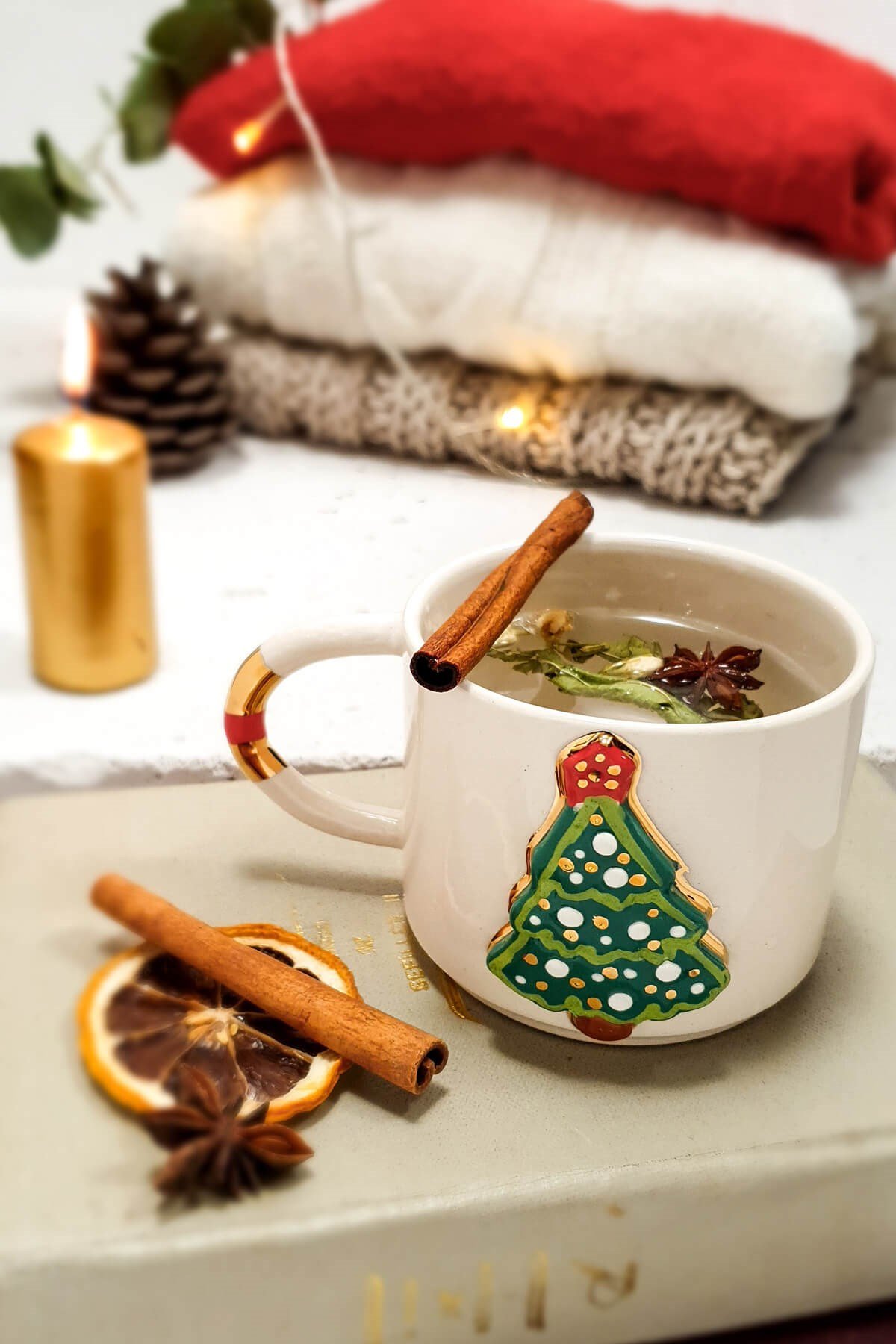 Yılbaşı Temalı Fincan - 24K Altın Detaylı - El Yapımı Seramik - Çam Ağacı Figürlü