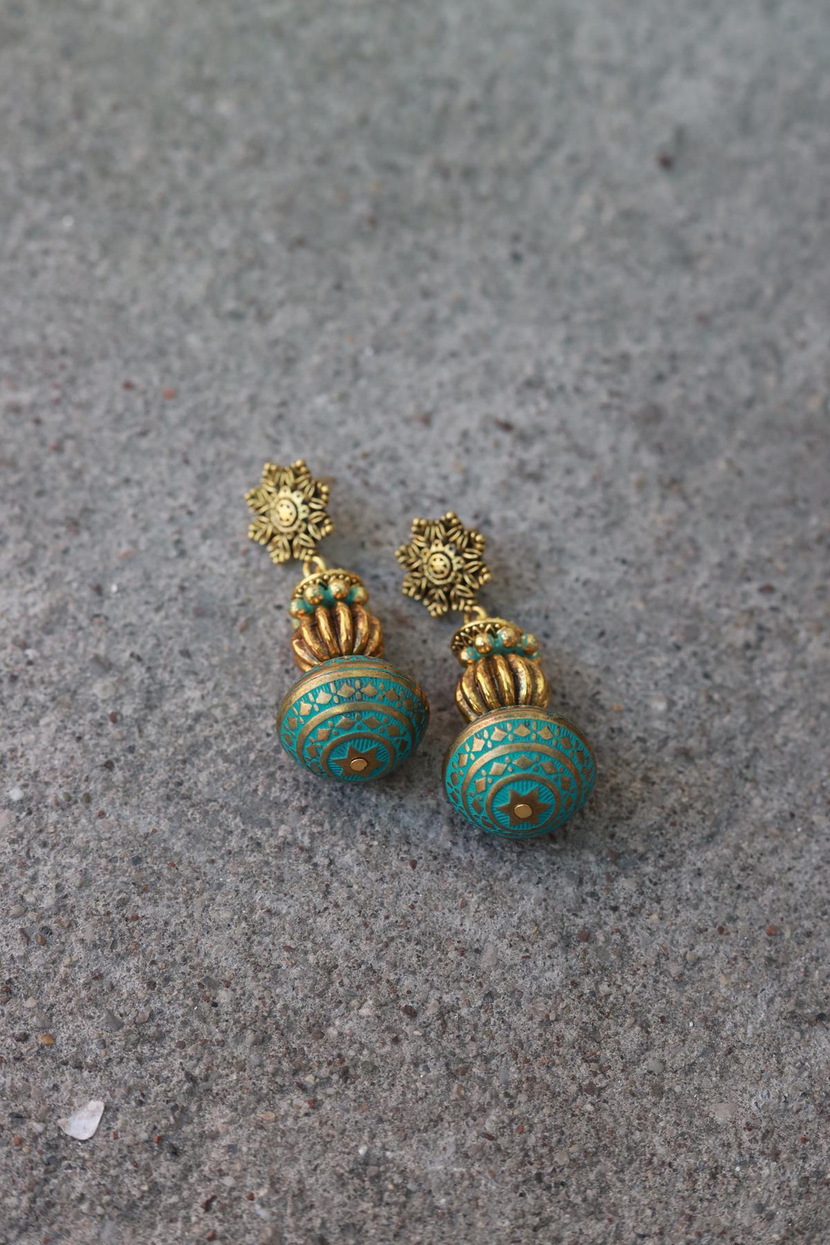 Geometrik Antik Parça Detaylı Küpe