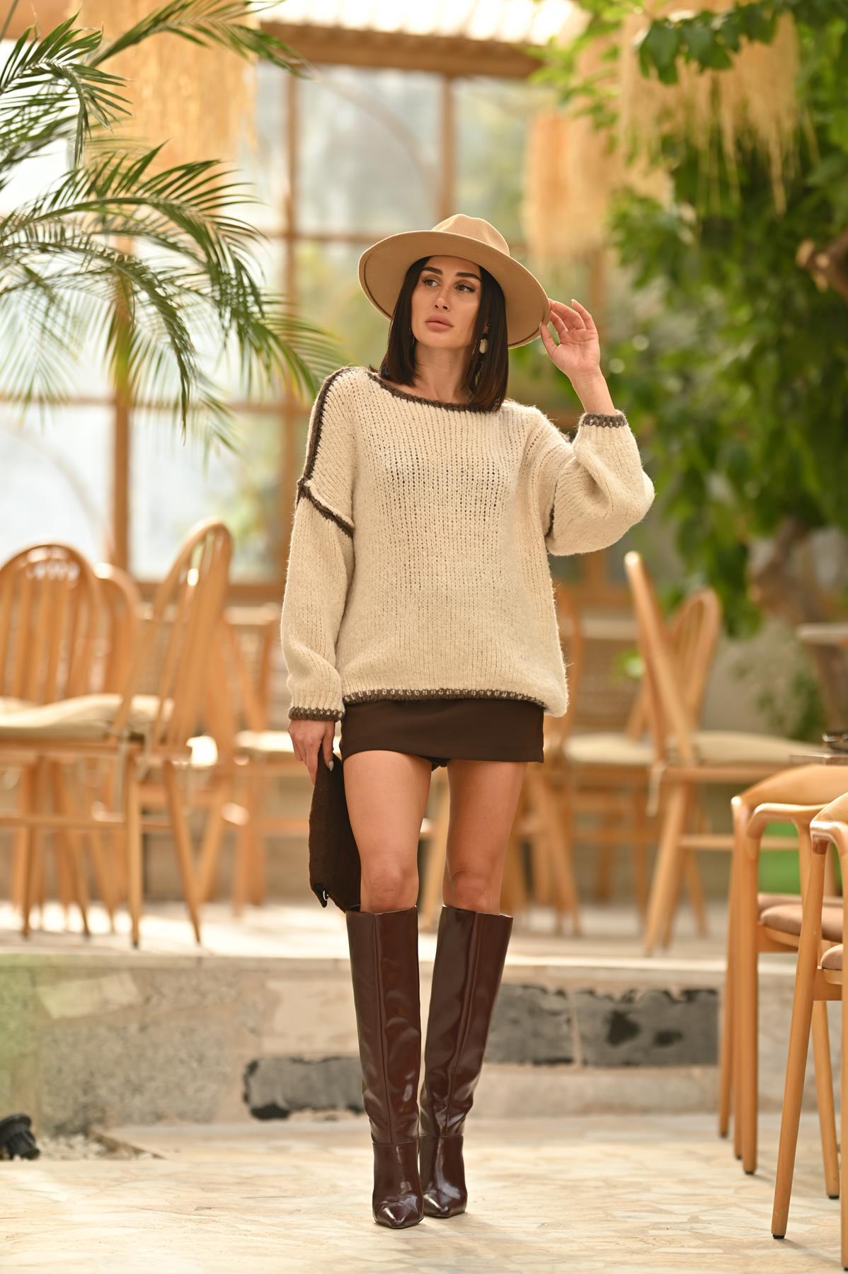 Krem Rengi Kayık Yaka Çizgi Detaylı Kazak