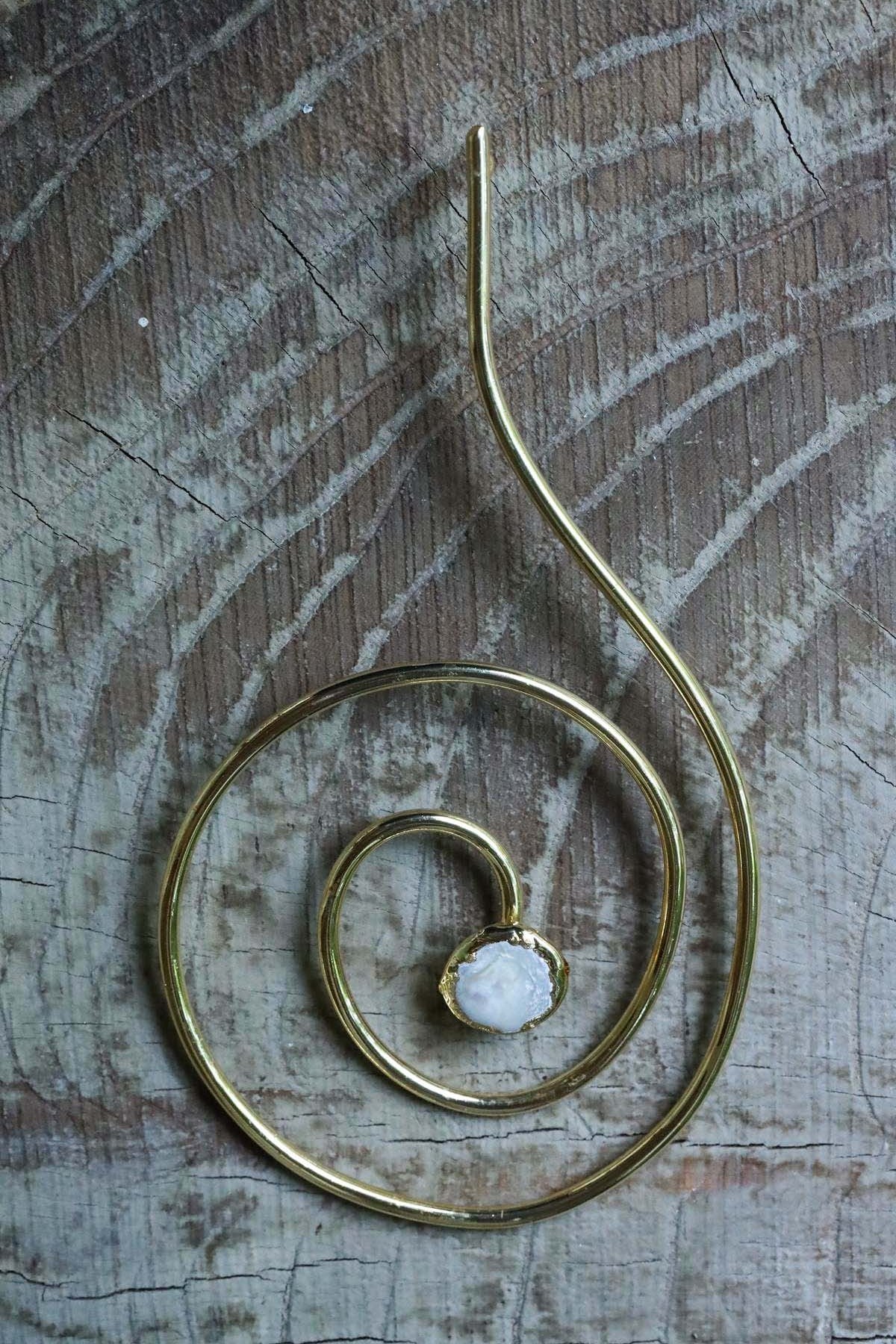 İnci Detaylı Spiral Altın Kaplama Küpe