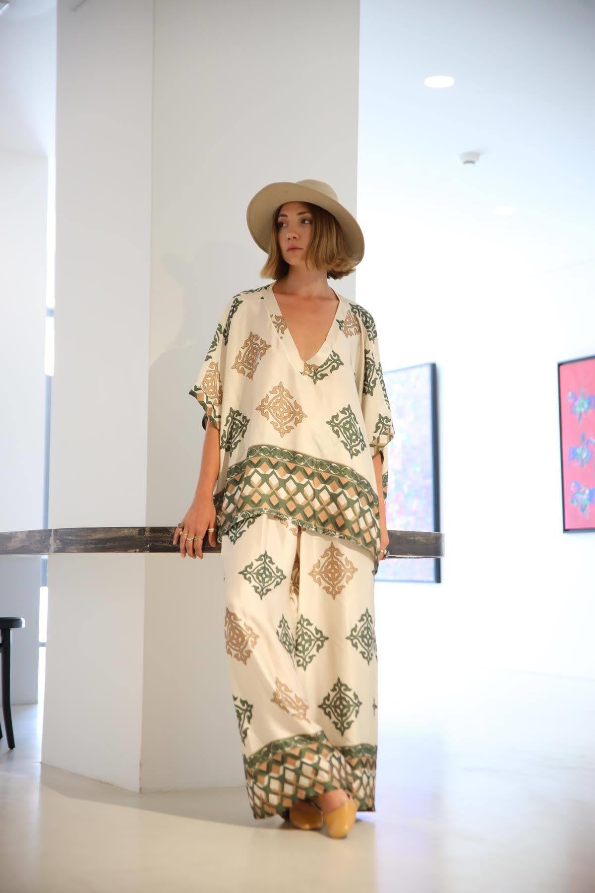 Krem Rengi Desenli V Yaka Saten Bluz ve Pantolon Takım - Şaman Butik Krem Rengi Desenli V Yaka Saten Bluz ve Pantolon Takım