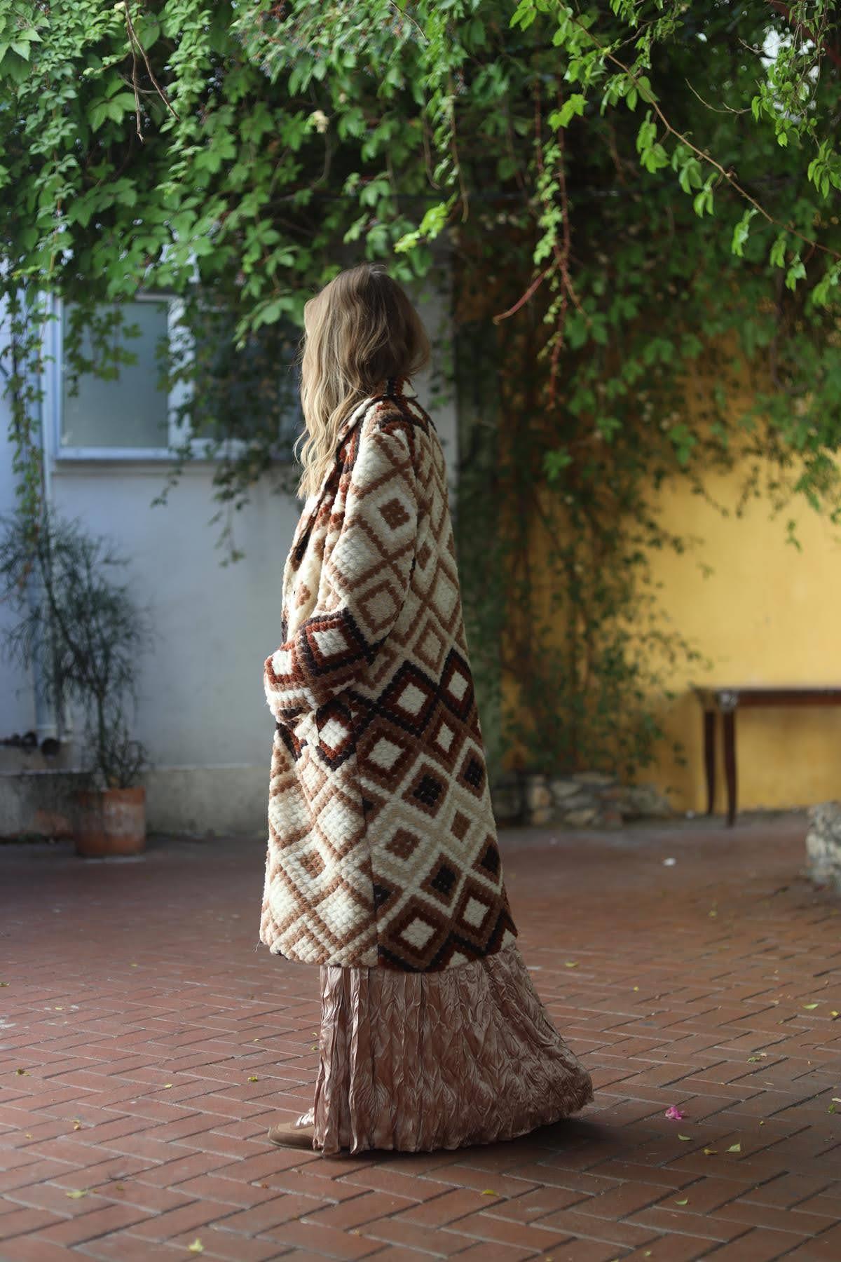 Sütlü Kahve Desenli Çıtçıtlı Uzun Hırka