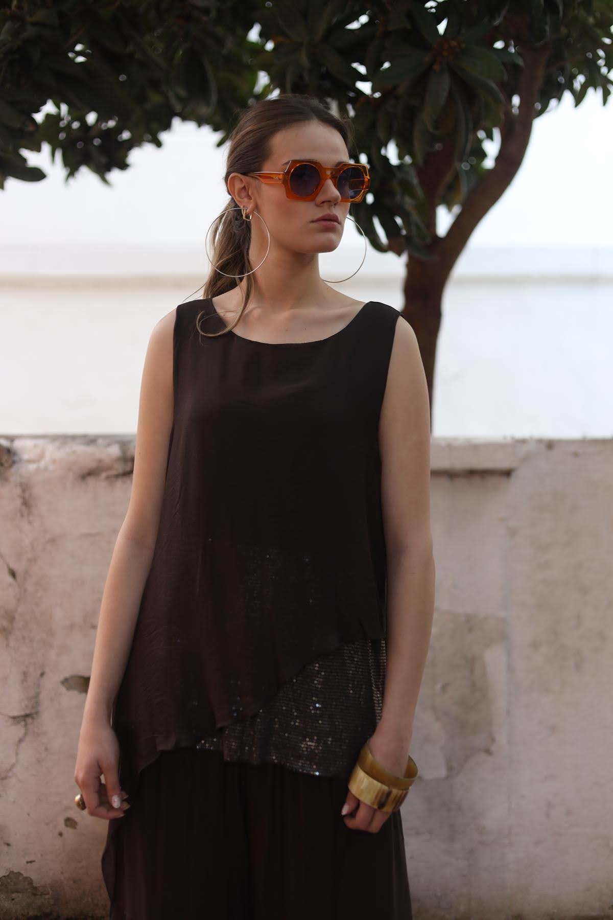 Kahverengi Payetli Asimetrik Askılı İpek Bluz