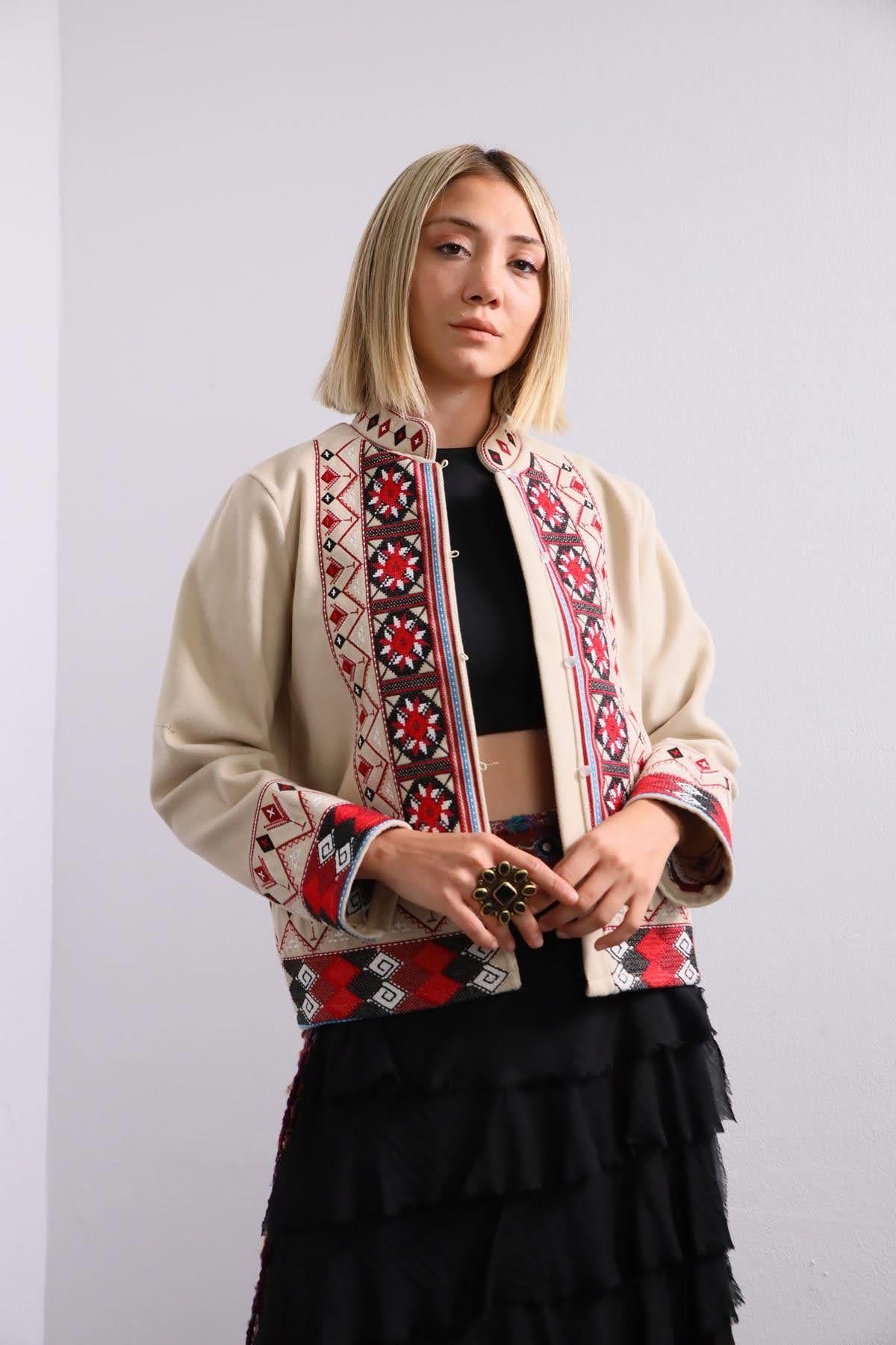 Krem Rengi Etnik İşlemeli Kaşe Ceket - Şaman Butik Krem Rengi Etnik İşlemeli Kaşe Ceket