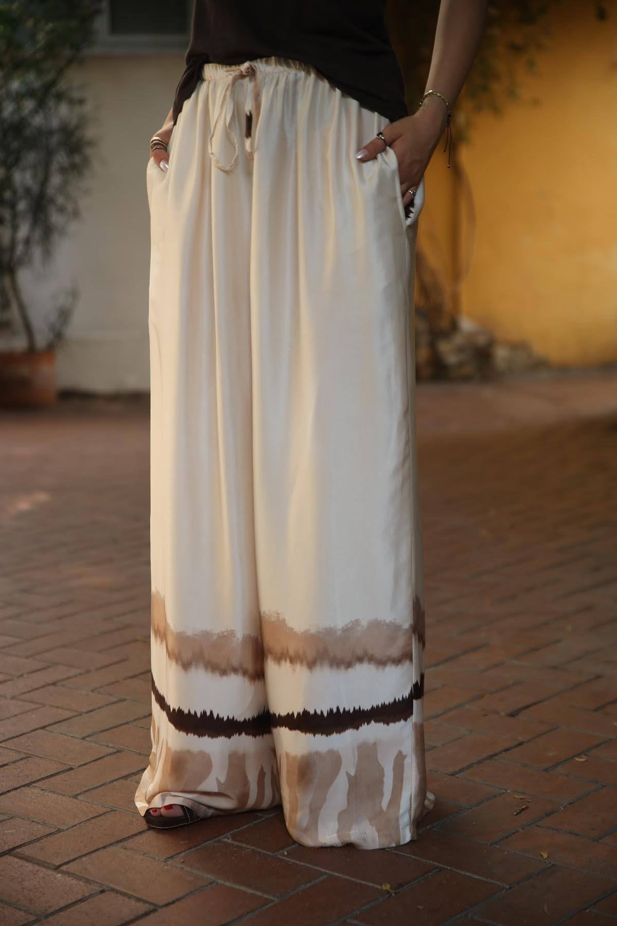 Krem Rengi Batik Detaylı Cepli Saten Pantolon