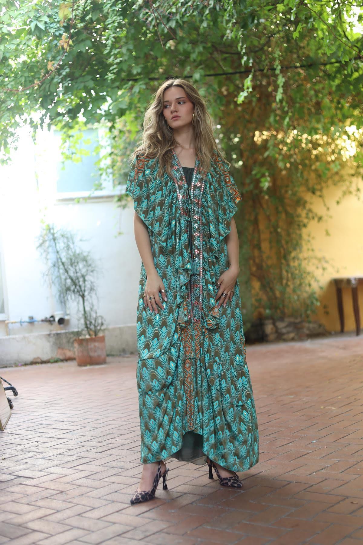 Turkuaz Yakası Nakışlı Volanlı İpek Kimono
