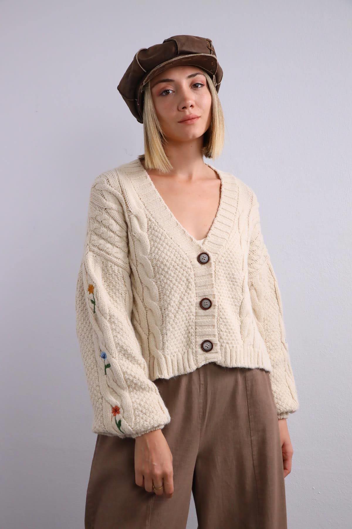 Krem Rengi Kolları İşlemeli Örgü Hırka - Şaman Butik Krem Rengi Kolları İşlemeli Örgü Hırka