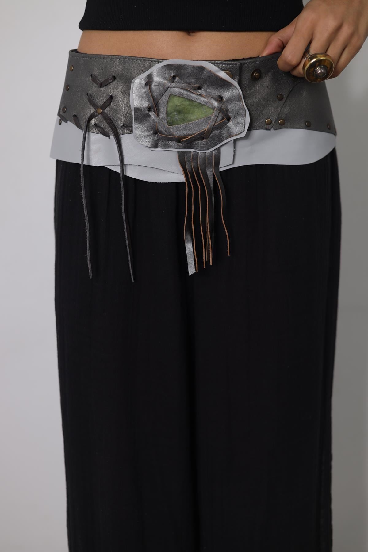 Gümüş Rengi Doğal Taşlı Deri Kemer