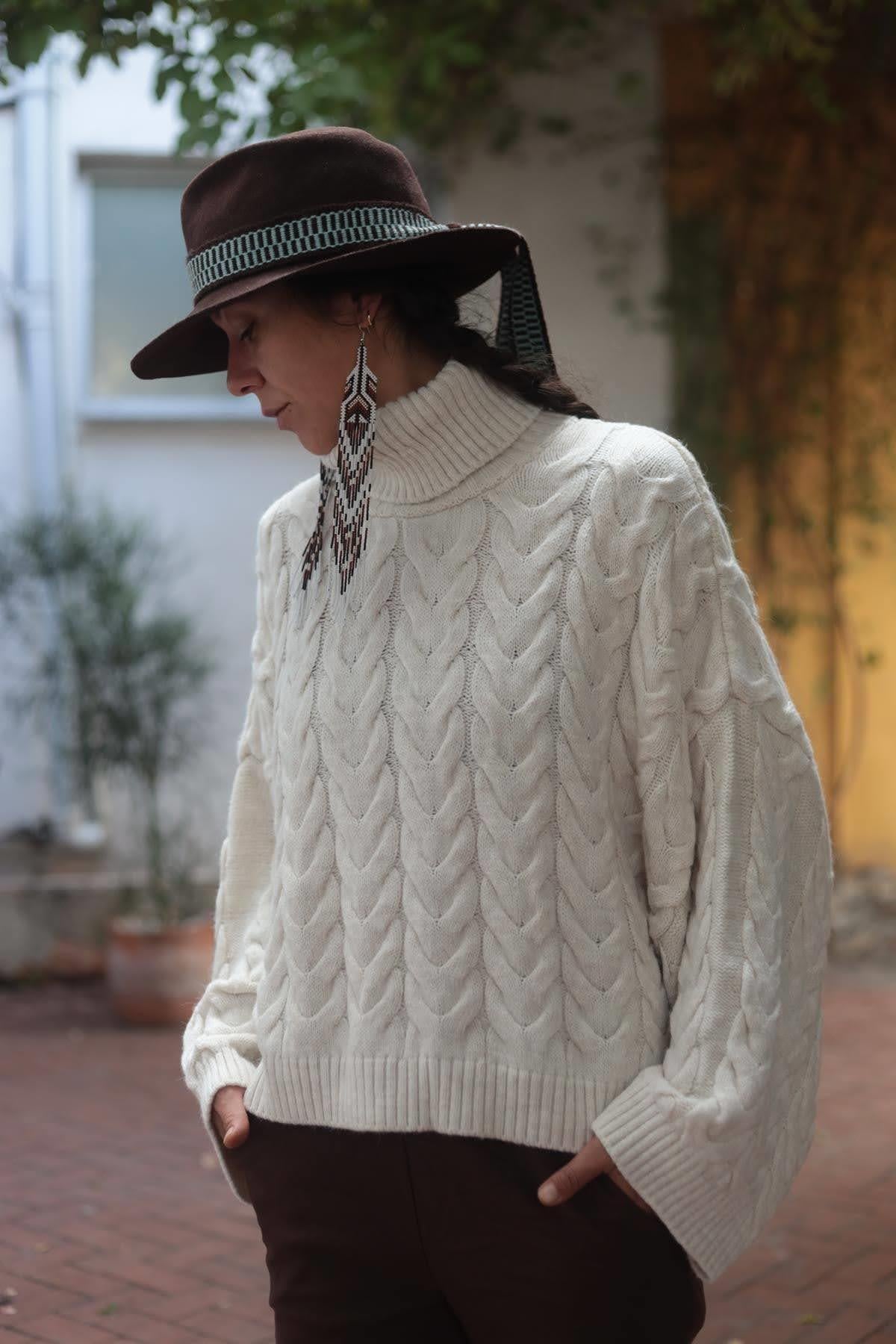 Krem Rengi Boğazlı Örgü Desenli Salaş Kazak