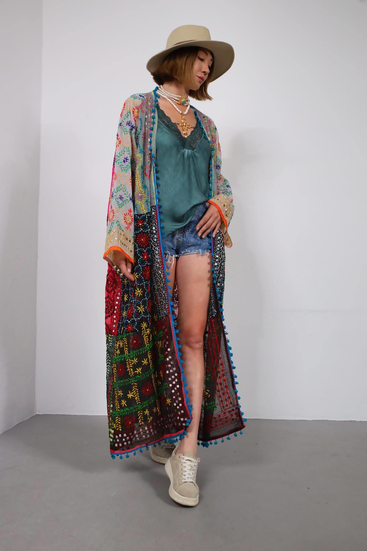 Renkli Pul İşlemeli Kenarları Ponponlu Bohem Kaftan - Şaman Butik Renkli Pul İşlemeli Kenarları Ponponlu Bohem Kaftan