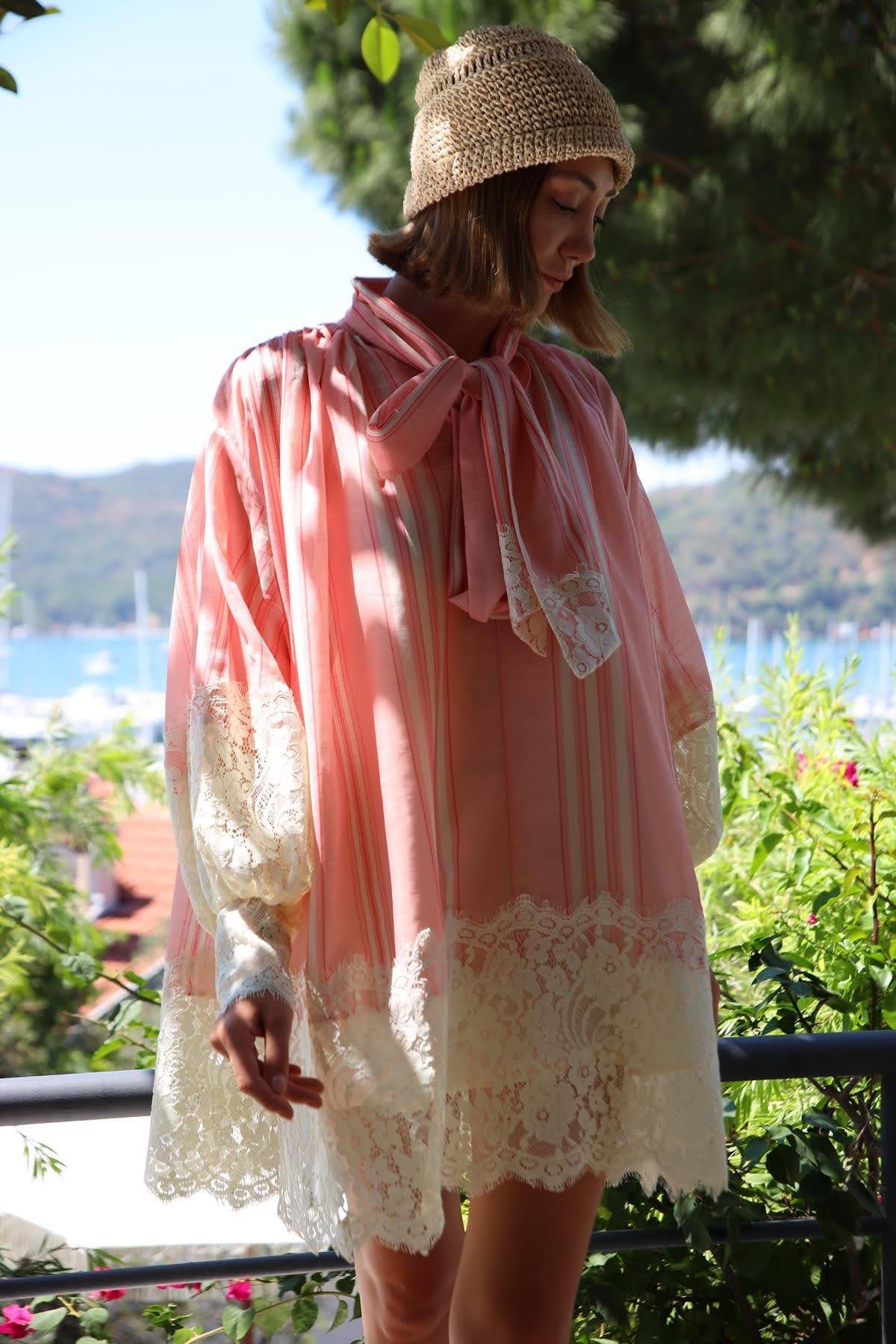 Somon Rengi Şal Yaka Dantel Detaylı Kısa Şık Elbise - Şaman Butik Somon Rengi Şal Yaka Dantel Detaylı Kısa Şık Elbise