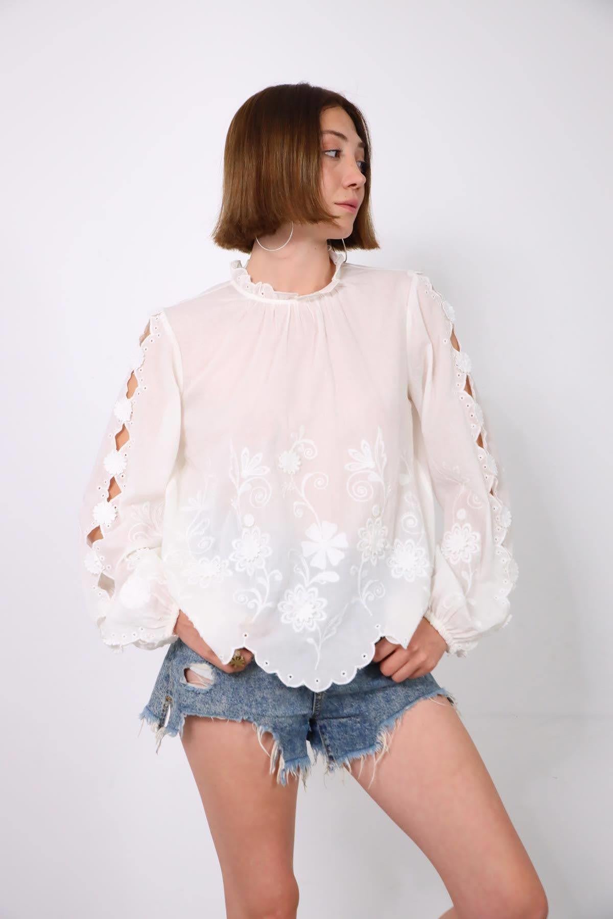 Beyaz Yakası Volanlı Kolları Ajurlu Çiçek Dantelli Bluz - Şaman Butik Beyaz Yakası Volanlı Kolları Ajurlu Çiçek Dantelli Bluz