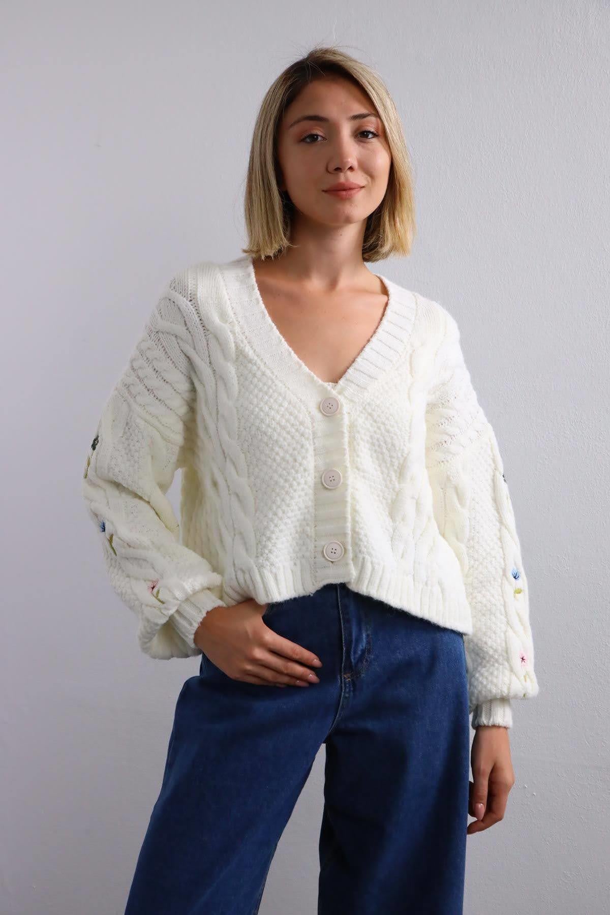 Beyaz Kolları İşlemeli Örgü Hırka - Şaman Butik Beyaz Kolları İşlemeli Örgü Hırka