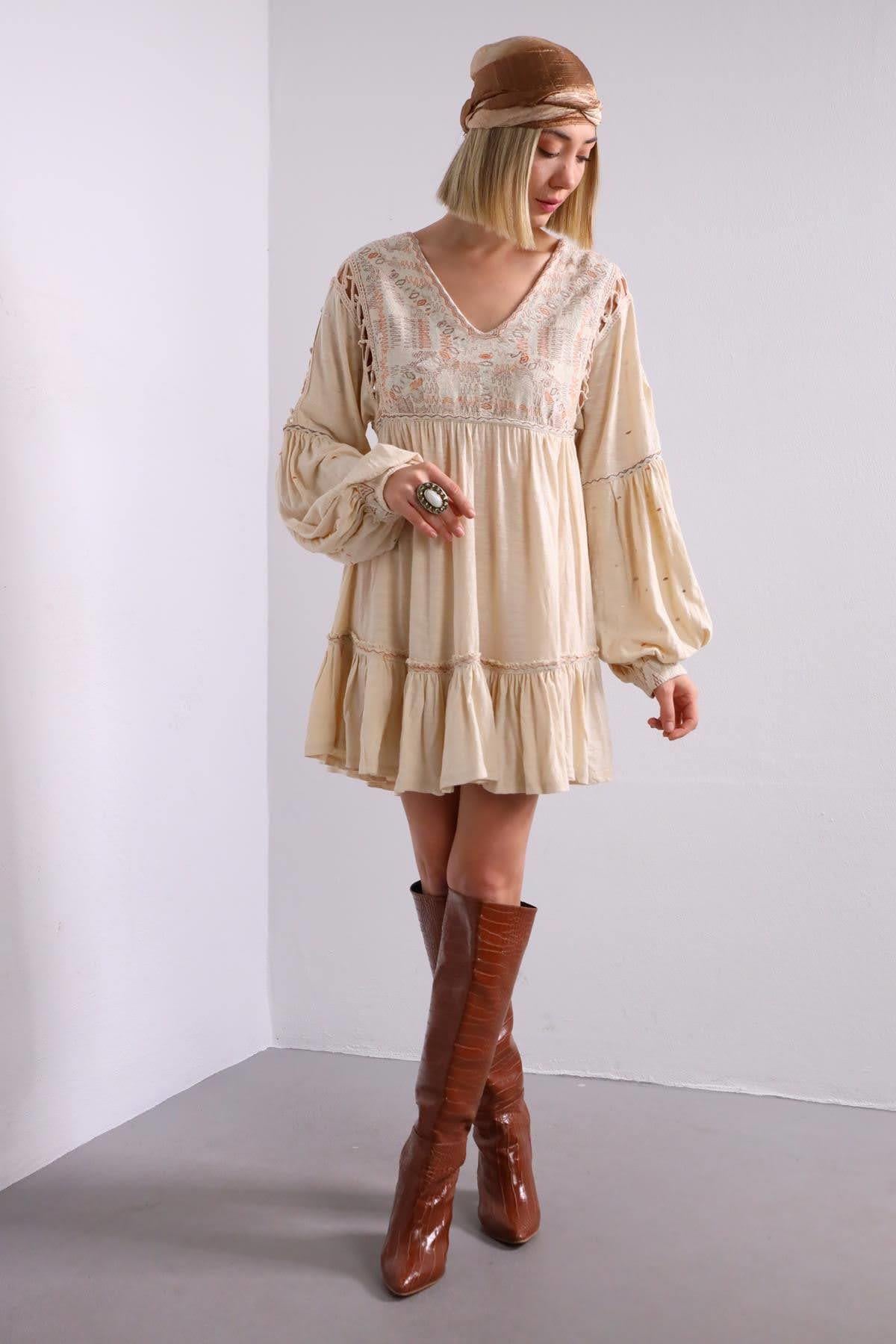 Bej V Yaka Nakış İşlemeli Elbise - Şaman Butik Bej V Yaka Nakış İşlemeli Elbise