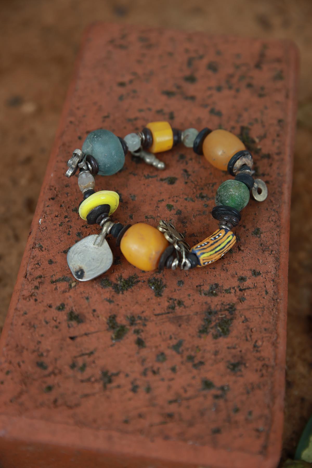 Seramik Detaylı Antika Cam Sallantılı Bileklik