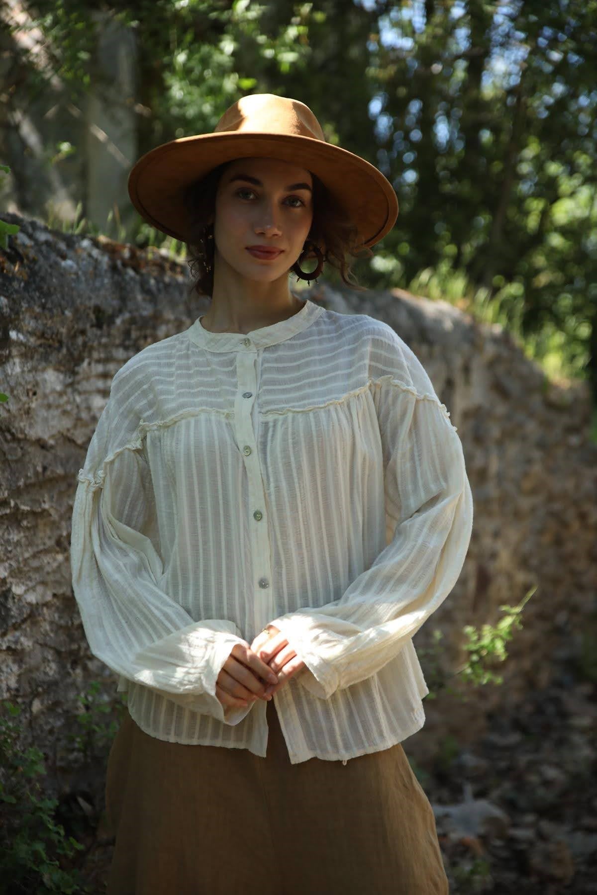 Ekru Çizgili Hakim Yaka Volanlı Gömlek