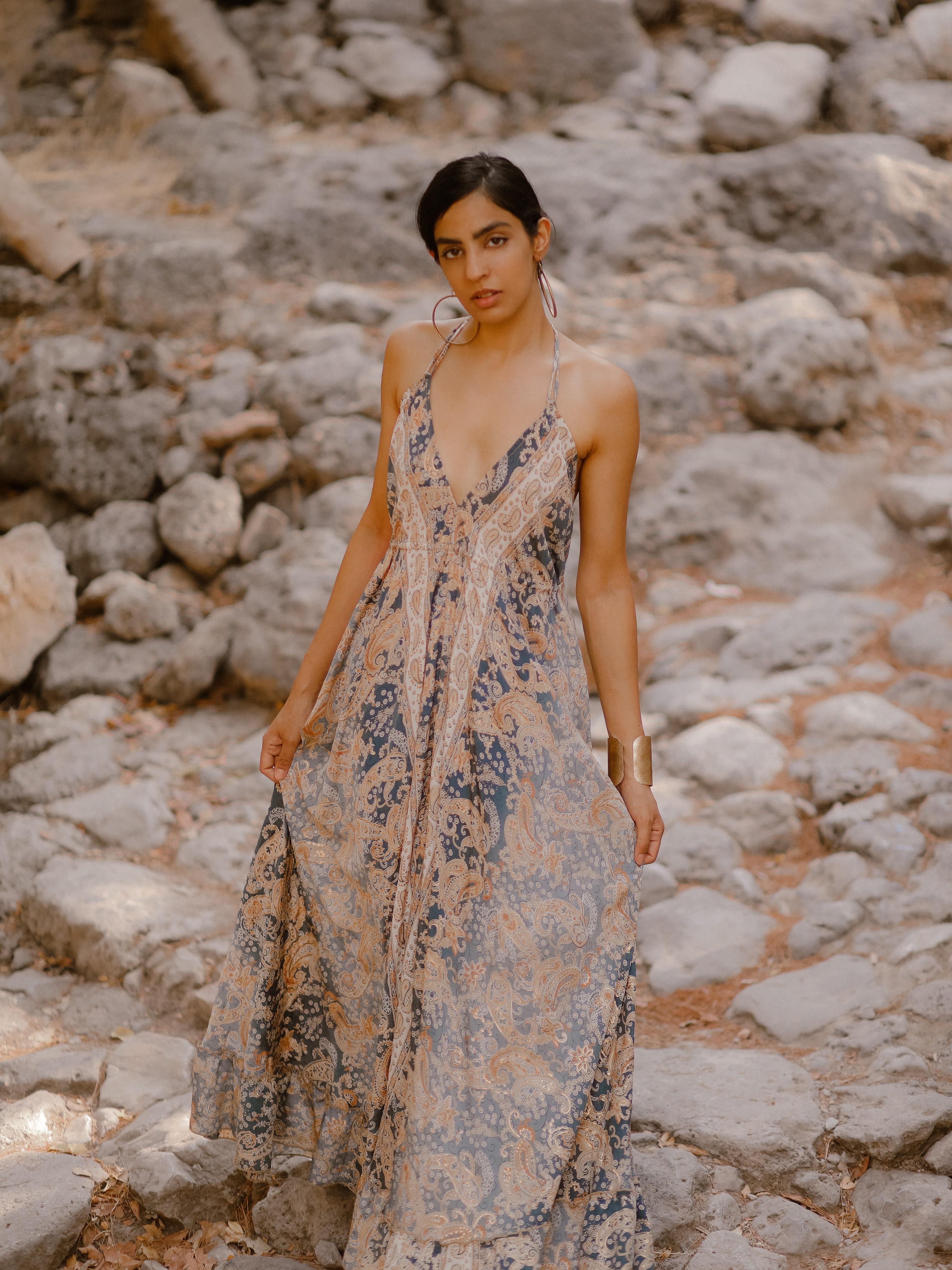 Gri Büzgülü V Yaka Eteği Volanlı İpek Elbise - Şaman Butik Gri Büzgülü V Yaka Eteği Volanlı İpek Elbise