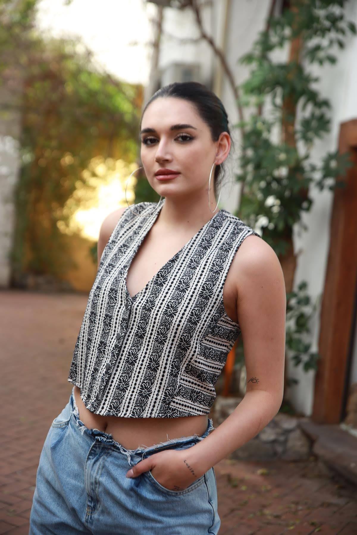 Krem Rengi Nakışlı Sırtı Bağcıklı Çıtçıtlı Bluz