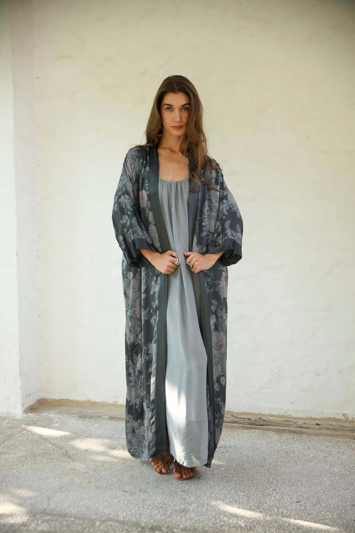 Antrasit Çiçek Desenli Saten Kimono