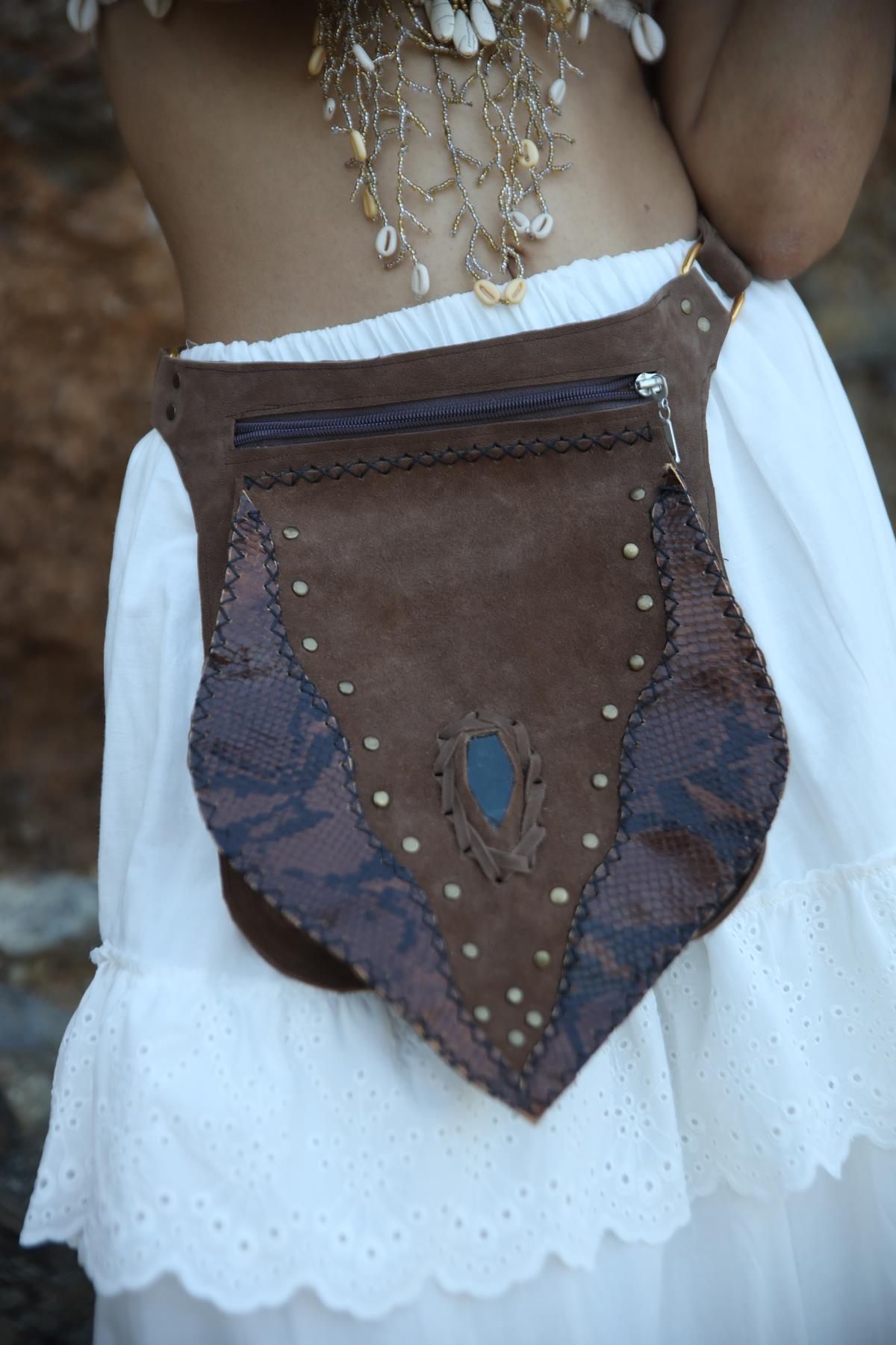 Kahverengi Püsküllü Doğal Taşlı Deri Bel Çantası - Şaman Butik Kahverengi Püsküllü Doğal Taşlı Deri Bel Çantası