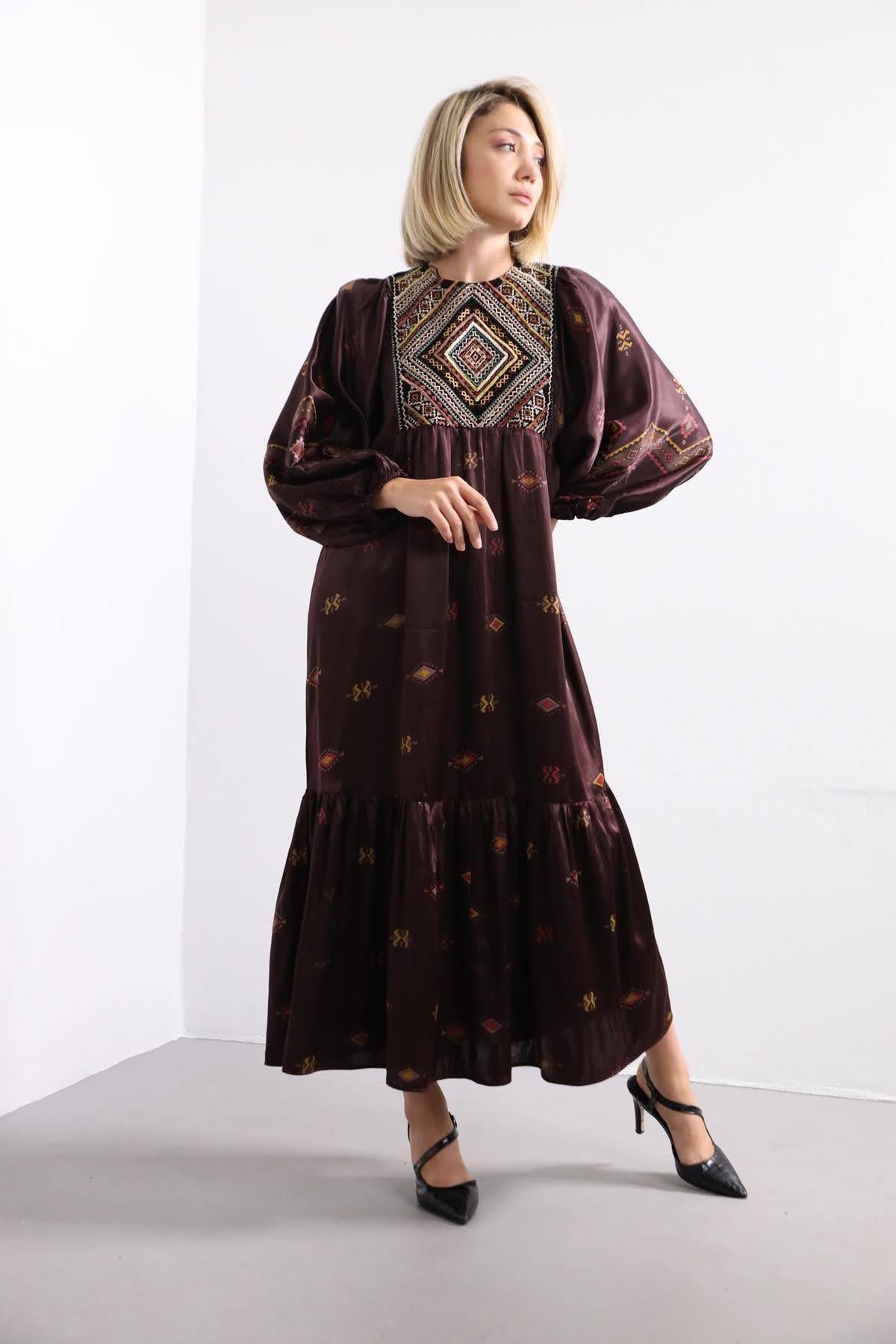 Kahverengi Etnik İşlemeli Saten Elbise - Şaman Butik Kahverengi Etnik İşlemeli Saten Elbise